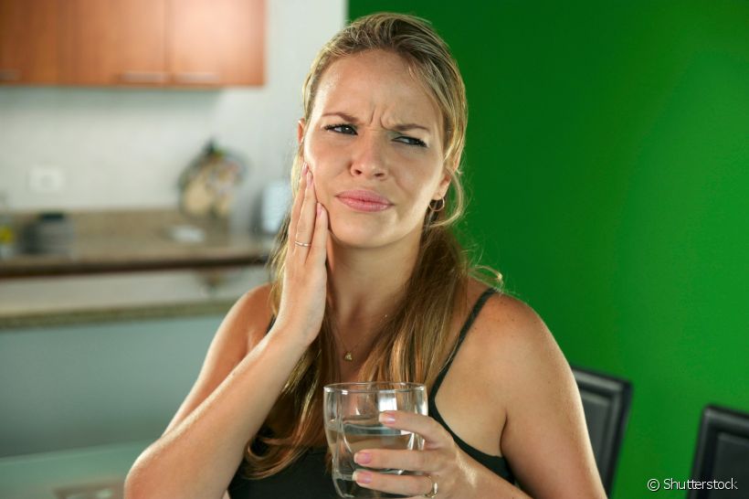 A sensibilidade nos dentes pode ser a causa daquele desconforto chato ao tomar bebidas muito geladas! Entenda tudo sobre esse problema bucal