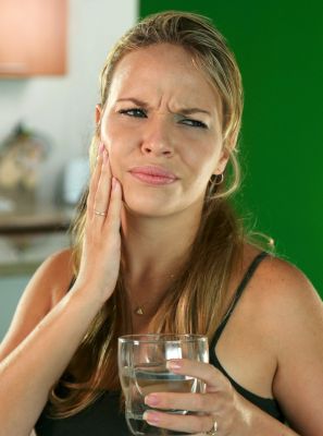 Você sente dor ao beber ou comer alimentos gelados? Entenda sobre a sensibilidade dentária e como dar fim a ela