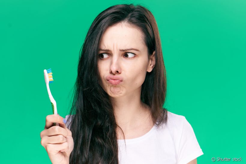 Será que escovar os dentes ao acordar é realmente necessário?