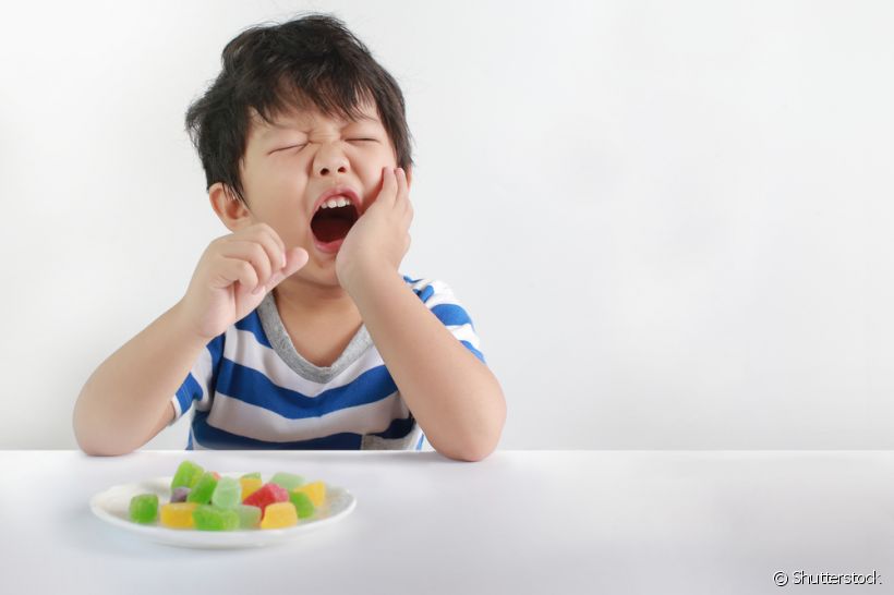 A sensibilidade dentária pode acontecer em crianças e pessoas de qualquer idade. O problema pode ser causado por cárie e até força excessiva na escovação. Veja outros motivos!
