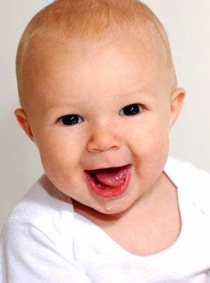 Bebês podem usar creme dental com flúor para a limpeza dos primeiros dentes?