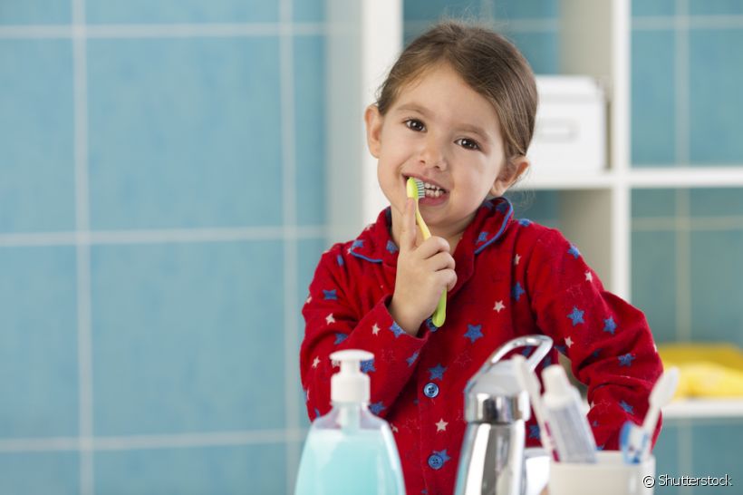 O flúor é um dos elementos mais importantes para o fortalecimento dos dentes. Mas seu uso deve ser feito com cuidado, especialmente com crianças. Veja qual tipo de creme dental é o mais indicado para os dentes de leite