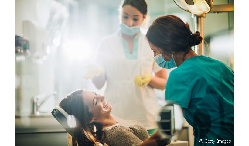 O tratamento de canal é feito quando a cárie atinge seu estágio mais severo ou quando há traumas no dente. Mas como fica o dente depois do canal, será que é mesmo um tratamento invisível? 