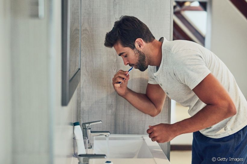 Escovar os dentes com força não é sinônimo de limpeza garantida! Na verdade, esse hábito pode trazer alguns problemas bucais, como a sensibilidade dentária. Veja por quê