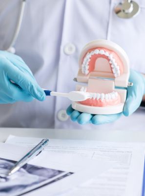 Como higienizar a prótese dentária: confira as dicas de um especialista
