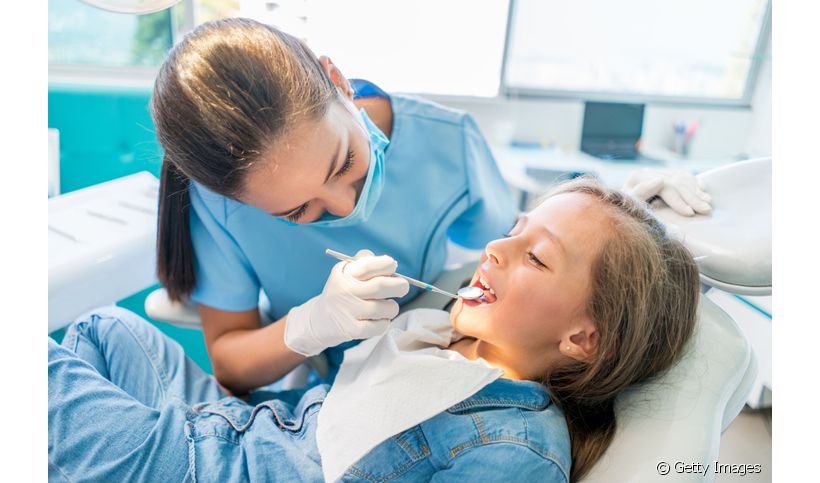 Sensibilidade e desconforto ao passar o fio dental? Pode ser cárie oculta! A dentista Sofia Cabaleiro explica mais sobre o problema. Confira! 