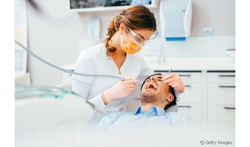 Precisa extrair um dente e não sabe muito bem em qual especialista ir? O profissional explica!