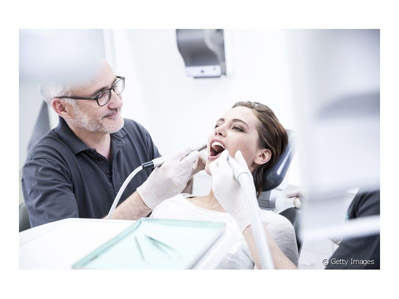 Consultar o seu dentista a cada seis meses é o primeiro passo para você descobrir como anda sua saúde bucal. Com ele, você vai descobrir suas principais necessidades e como tratá-las da maneira correta.