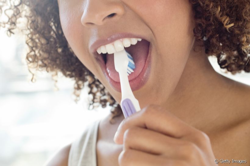 Entenda a importância de sempre escovar bem a língua durante a sua higiene bucal