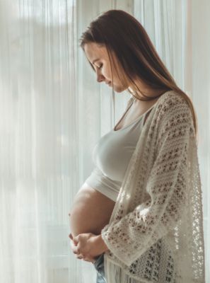 Cárie pode causar parto prematuro? Dentista explica importância da saúde bucal durante a gravidez