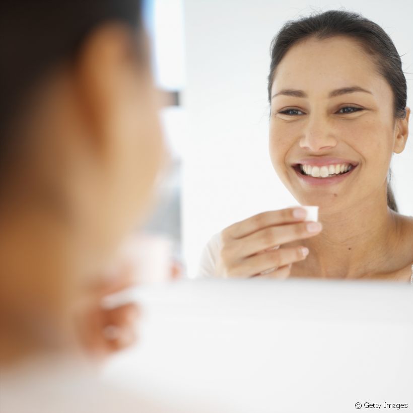A água oxigenada muitas vezes é utilizada de maneira errada quando se trata da saúde bucal. Mas você sabia que seu uso pode ser benéfico em alguns casos? Confira! 