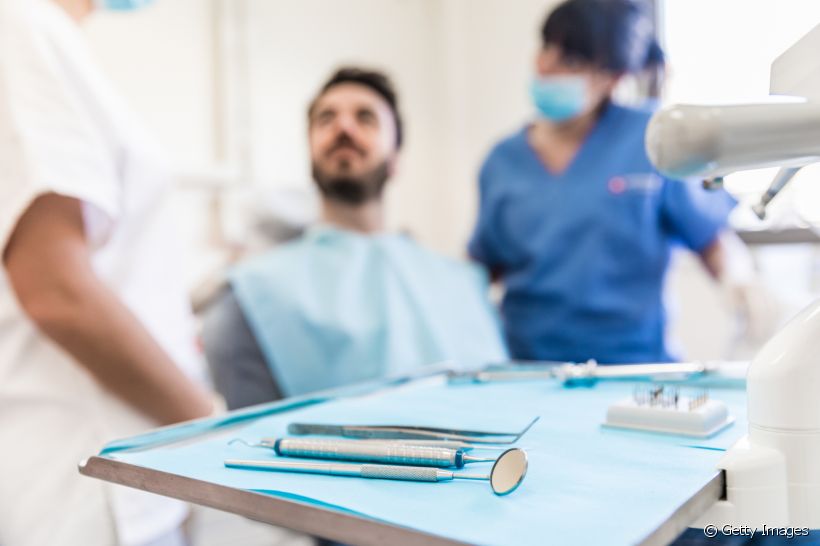 Você já ouviu falar no implante de carga tardia? Ele é uma das alternativas na hora de colocar uma prótese dentária. Saiba mais sobre a técnica