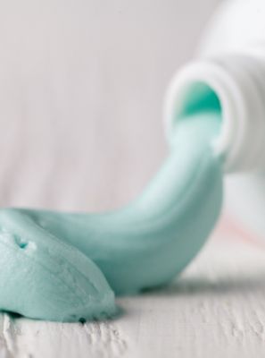 Pasta de dente: entenda a importância, os tipos e curiosidades sobre esse produto de higiene bucal