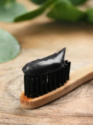 Creme dental com carvão ativado é tendência para higiene bucal