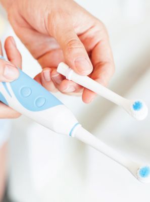 Vale a pena comprar uma escova elétrica? Saiba mais sobre as vantagens e desvantagens desse item de higiene bucal
