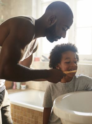 Veja o passo a passo para ensinar seu filho a escovar os dentes