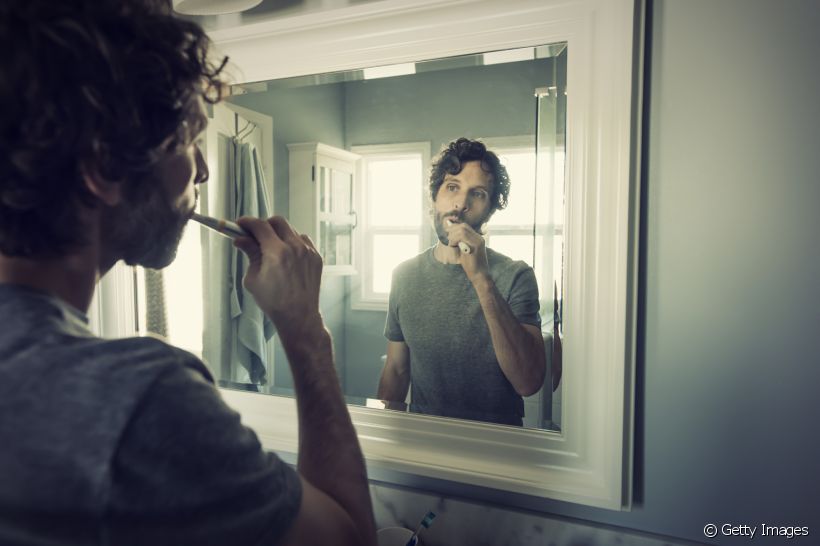Você tem o hábito de escovar os dentes várias vezes no decorrer do dia? É possível que isso esteja prejudicando a sua saúde bucal. Entenda por que