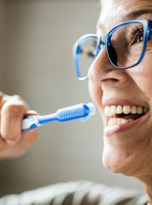 5 dicas de como cuidar do seu implante dentário no dia a dia