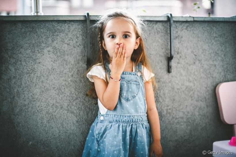 O mau hálito na infância sempre ocorre por algum motivo. Veja as principais causas, como tratá-las e a melhor forma de evitar esse incômodo no seu pequeno.