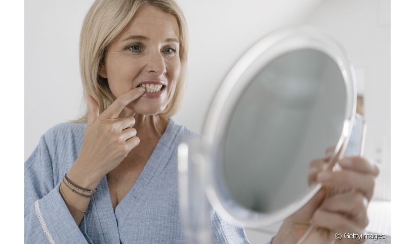 Você tem muito biofilme acumulado nos dentes? Descubra usando os reveladores de placa bacteriana e melhore a saúde do seu sorriso