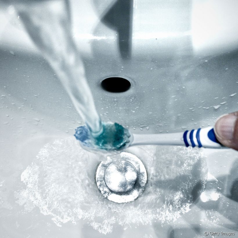Quando se trata de escova de dentes, é comum que as essoas ensem que aenas um ouco de água é suficiente ara mantê-la lima. Entretanto, assim como a cavidade bucal, o instrumento também também recisa de cuidados eseciais ara evitar a contaminação or bac