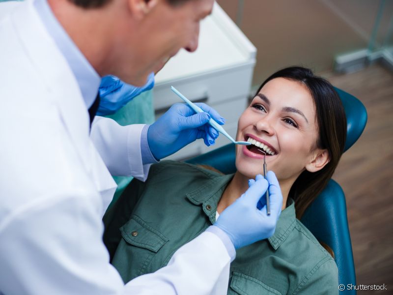 O primeiro passo do tratamento de gengivite é fazer uma raspagem nos dentes para remover o acúmulo de tártaro. Nessa etapa, o dentista usará instrumentos como curetas ou ultrassom, com o objetivo que remover o tártaro e a placa bacteriana