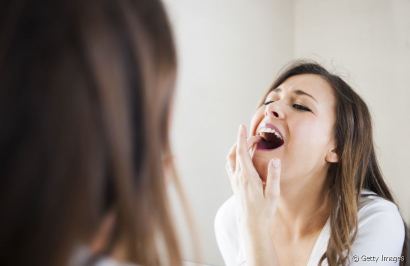 O sangramento gengival que pode resultar em dores e perda dentária tem nome: periodontite. Veja causas e tratamento para o quadro