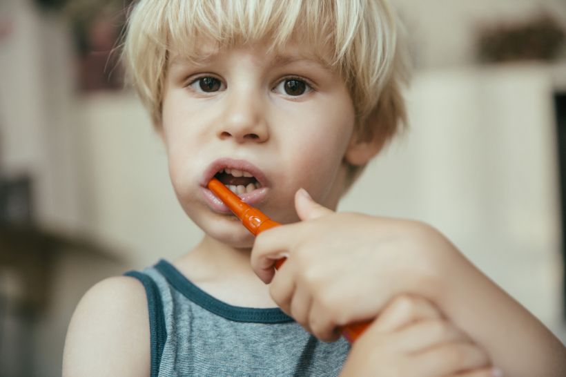 A escovação na infância deve ser acompanhada pelos responsáveis. Mas nem sempre os pais sabem, de fato, qual é a melhor escova de dentes para seus filhos. Descubra agora com o Sorrisologia