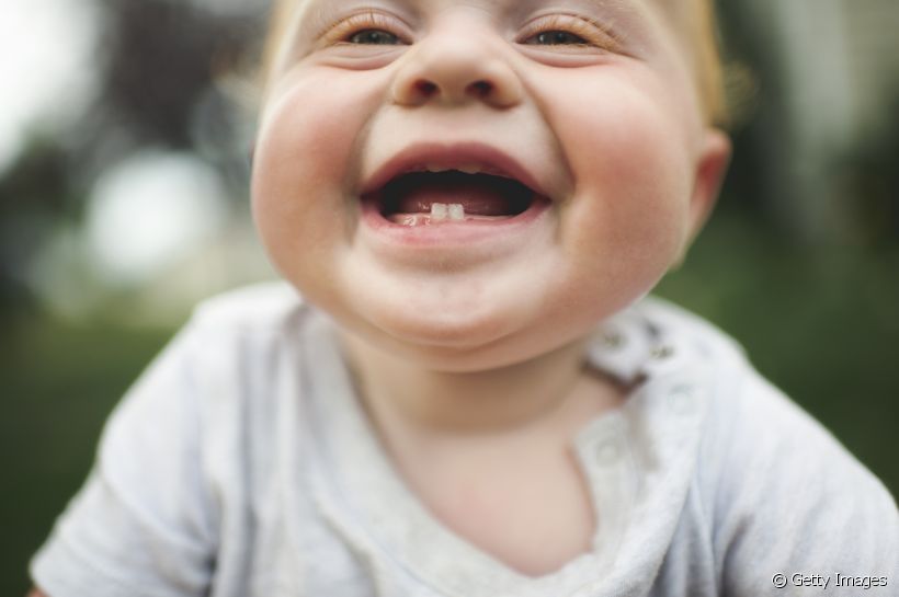 O nascimento dos primeiros dentinhos do bebê causa sintomas que geram bastante incomôdo e desconforto. Mas será que a febre é um deles? Saiba mais sobre o assunto!