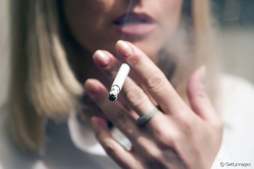 Entenda como o cigarro pode afetar a saúde da sua gengiva e resultar em outros problemas bucais