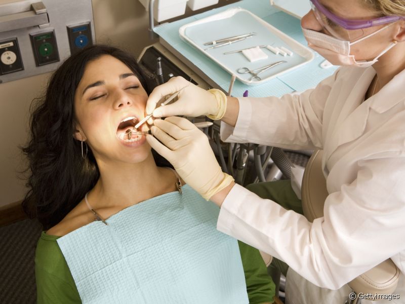 Vá ao dentista, explique o que você está sentindo e o que você acha que vem causando essas dores. O profissional vai ajudá-lo a controlar o bruxismo indicando alguns cuidados.