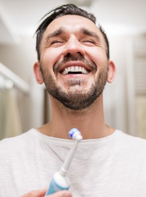 4 motivos por que seu pai merece uma escova de dente elétrica