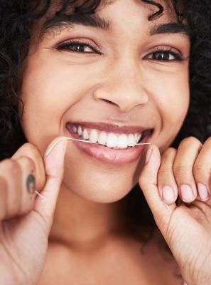 Fio dental: como usar? Qual é a ordem correta de utilizar na higiene bucal? Quais são os tipos de fio? Os benefícios desse cuidado para a saúde oral