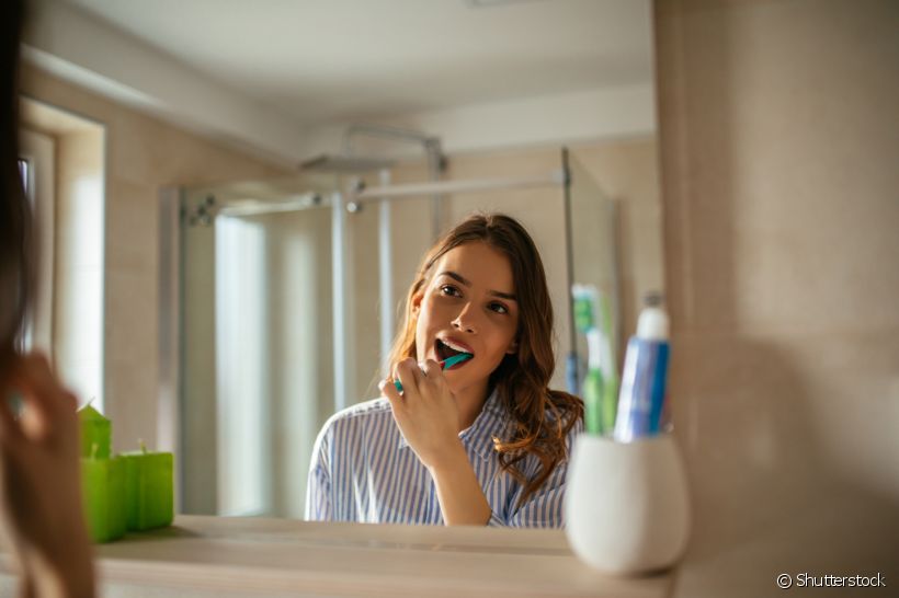Além de higienizar o sorriso e evitar doenças bucais, o creme dental clareador pode manter o efeito whitening por mais tempo. Saiba como isso acontece!