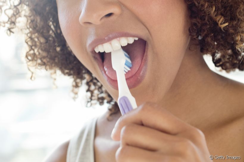 Você tem o hábito de escovar a língua? Conheça 3 formas de fazer essa higiene bucal