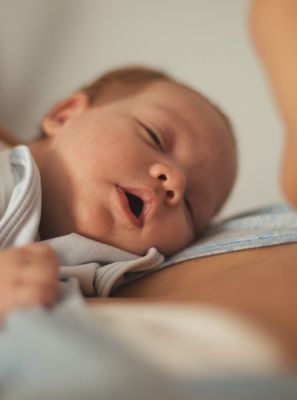 Bebê dormindo com a boca aberta: é normal?
