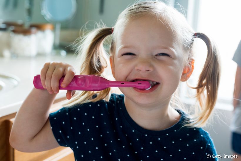 A escova de dentes elétrica pode ajudar a manter a saúde bucal das crianças. Saiba como incluí-la na rotina do seu pequeno!