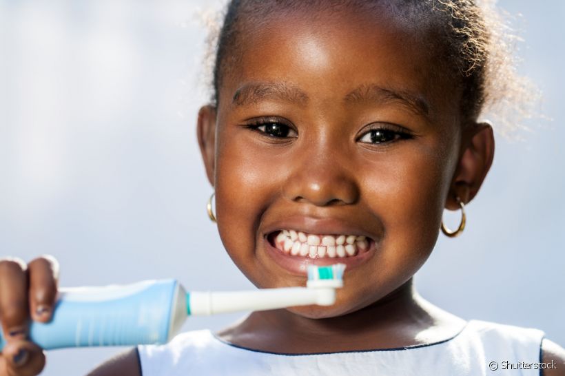 Já pensou em adquirir uma escova de dente elétrica para o seu filho? A especialista tira dúvida sobre os benefícios do uso dessa ferramenta para a saúde bucal infantil