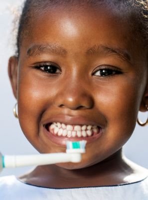 Conheça os benefícios da escova de dente elétrica para crianças