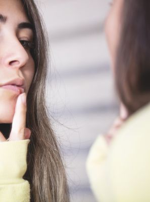 Início do herpes na boca: veja como identificar os primeiros sintomas