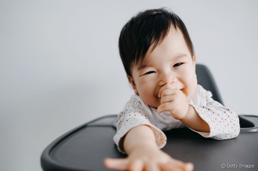 Entenda como o hábito de chupar o dedo pode influenciar na saúde bucal do seu filho
