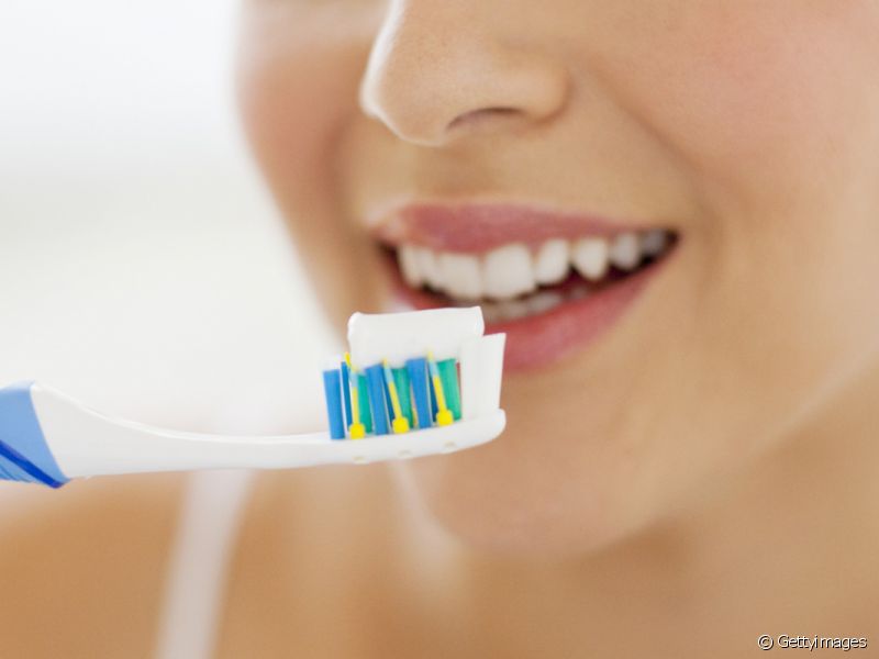Ao escovar os dentes prefira usar um creme dental com fluoreto de estanho que ajuda aliviar os sintomas da dor de dente causados pela sensibilidade dentária.
