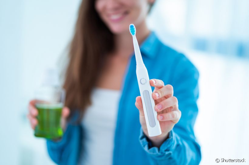 Descubra se realmente é necessário desinfetar a escova de dentes elétrica