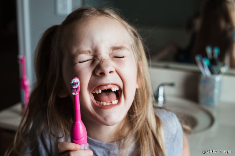 A escova de dentes elétrica pode facilitar e estimular a higiene bucal infantil. Saiba como escolher o acessório certo para o seu filho!