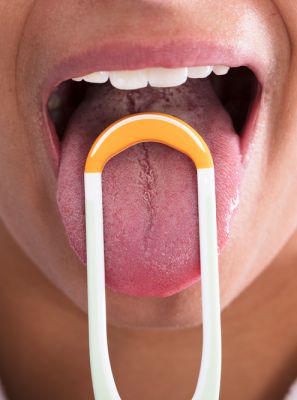 Raspador de língua x escova de dentes: qual é a melhor opção?