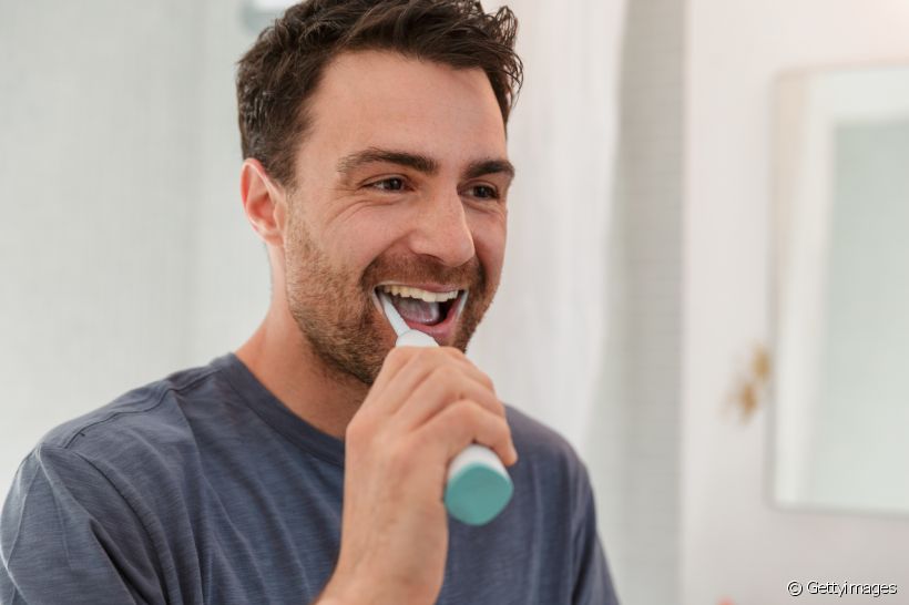 A gengivite é uma doença bucal muito comum e que pode ser tranquilamente tratada. Será que a escova de dentes elétrica faz parte desse tratamento?