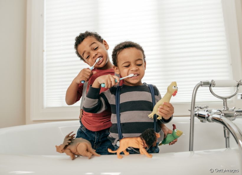 Saiba qual a melhor maneira de ajudar o seu filho a usar a escova de dentes elétrica