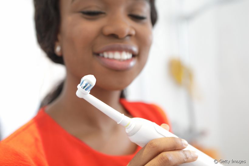 A escova de dentes elétrica e o fio dental são ferramentas fundamentais para garantir uma higiene bucal mais eficaz.