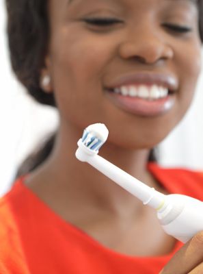 Escova de dentes elétrica + fio dental: conheça os benefícios dessa dupla para a sua higiene bucal