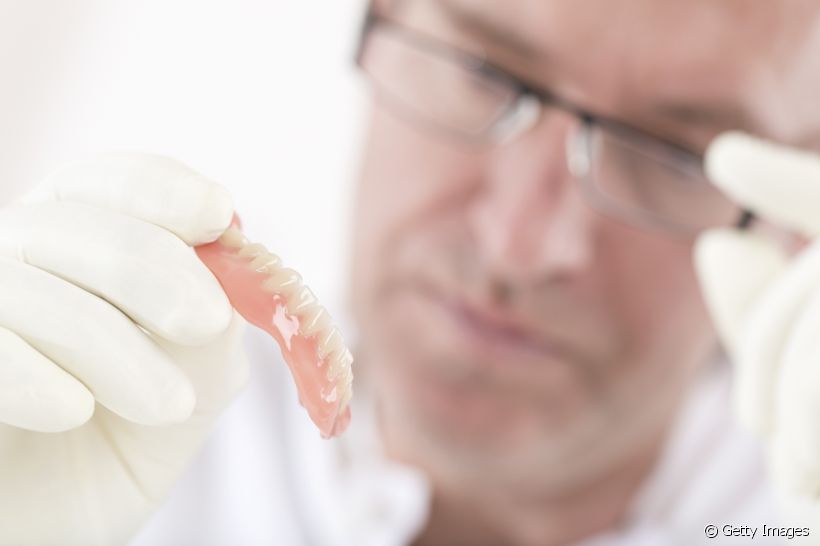 A prótese dentária de silicone é um dos tratamentos reabilitadores mais indicados pelos especialistas. Saiba mais sobre as suas vantagens!